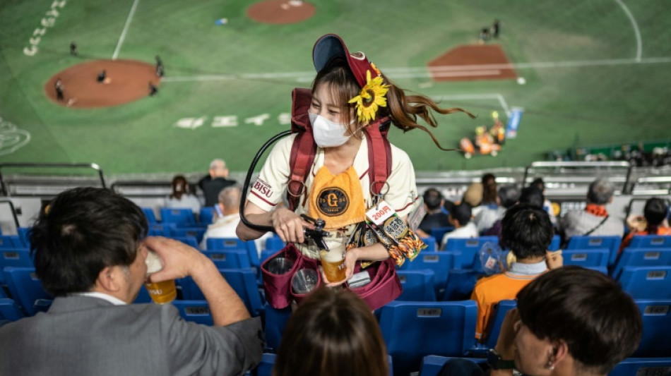 Vendeuse ambulante de bi&egrave;re dans les stades au Japon, un m&eacute;tier sportif