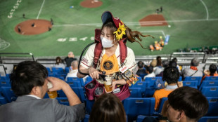 Vendeuse ambulante de bi&egrave;re dans les stades au Japon, un m&eacute;tier sportif