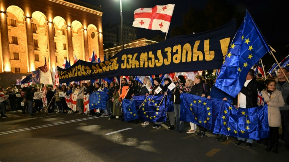 G&eacute;orgie: des dizaines de milliers de manifestants pro-europ&eacute;ens &agrave; Tbilissi avant les l&eacute;gislatives