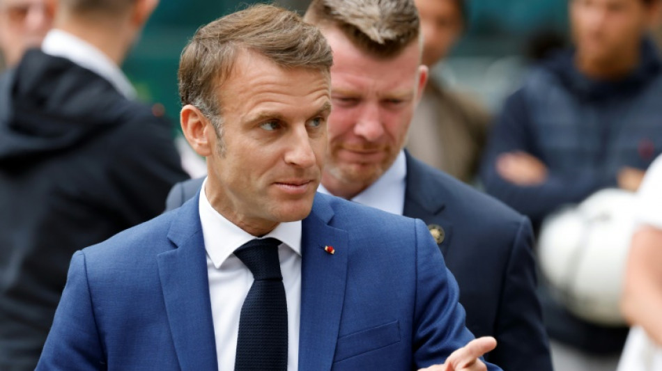 Macron demande aux "forces politiques r&eacute;publicaines" de s'accorder, la gauche scandalis&eacute;e