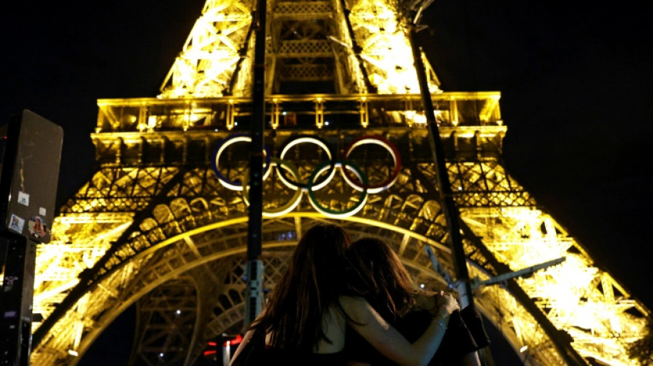 Les anneaux olympiques de la tour Eiffel ont &eacute;t&eacute; d&eacute;pos&eacute;s (photographe AFP)
