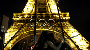 Les anneaux olympiques de la tour Eiffel ont &eacute;t&eacute; d&eacute;pos&eacute;s (photographe AFP)