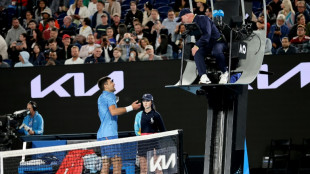 Djokovic resiste a la rebeli&oacute;n de los modestos en Australia
