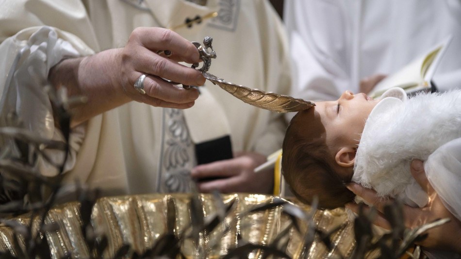 Vaticano, 'si può lasciare la Chiesa ma non sbattezzarsi'