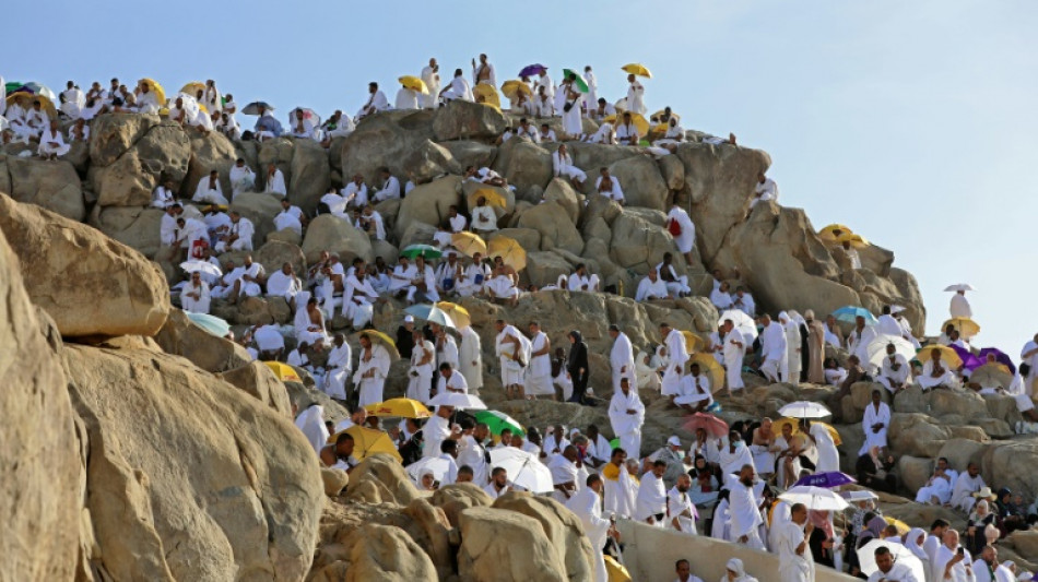 Hunderttausende Muslime beten auf dem Berg Arafat
