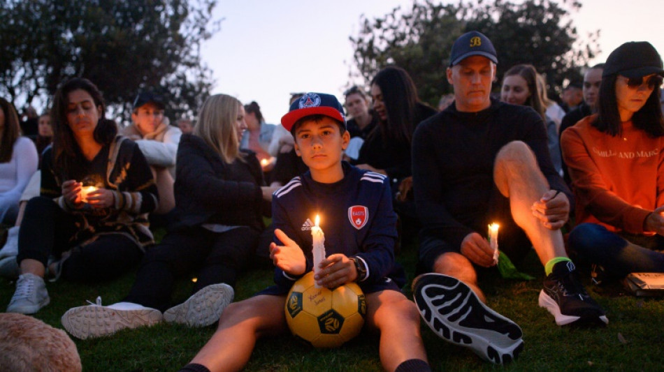 Sur une plage de Sydney, l'hommage aux victimes d'une tuerie au couteau qui a stup&eacute;fi&eacute; l'Australie