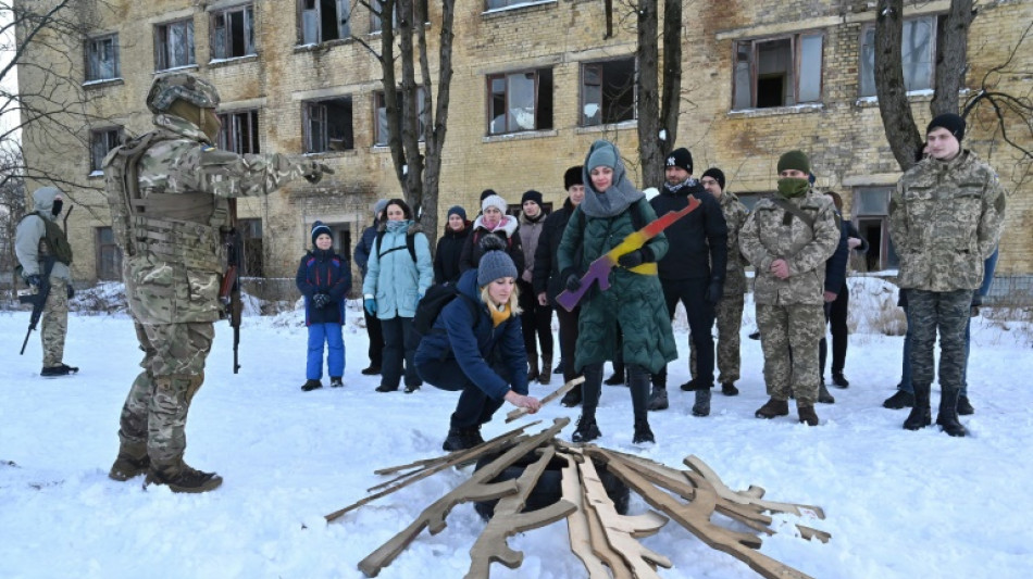 Ante la amenaza rusa, ucranianos aprenden t&eacute;cnicas de supervivencia y autodefensa