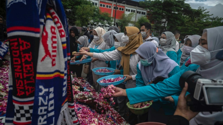 Angustia y l&aacute;grimas para familiares y supervivientes de la estampida en Indonesia