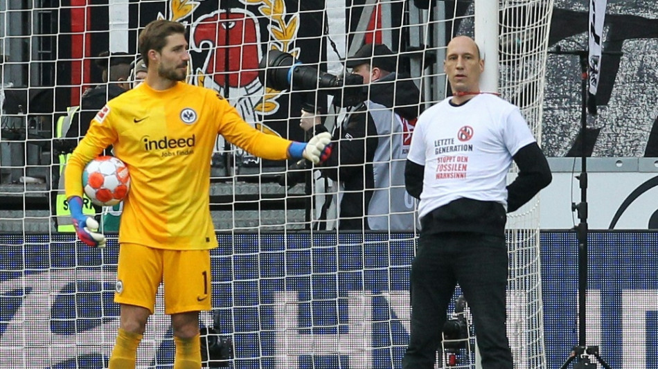 Spielstopp bei SGE gegen SCF: M&auml;nner binden sich an Pfosten