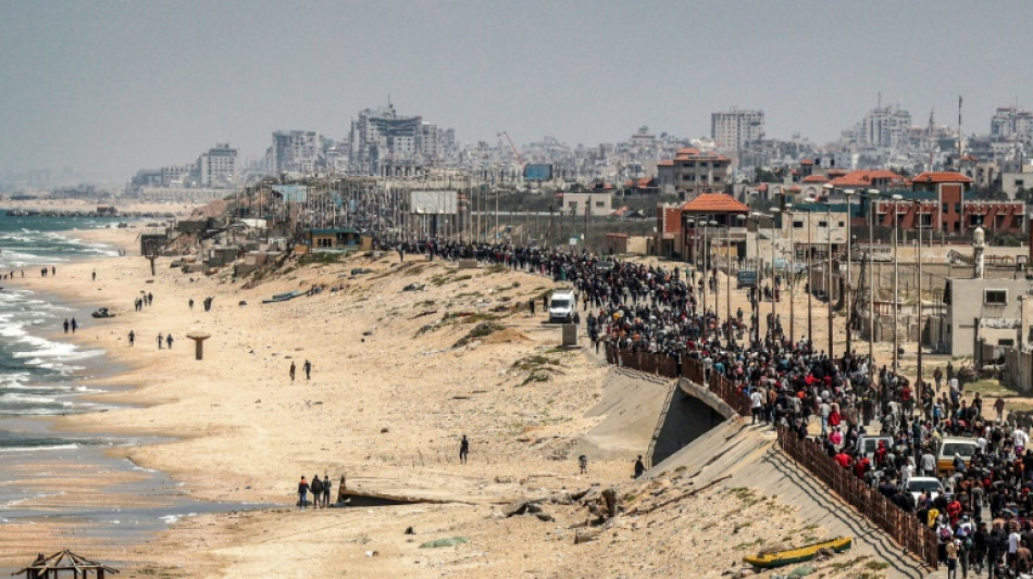 A Gaza, des milliers de d&eacute;plac&eacute;s longent la mer en esp&eacute;rant rentrer chez eux