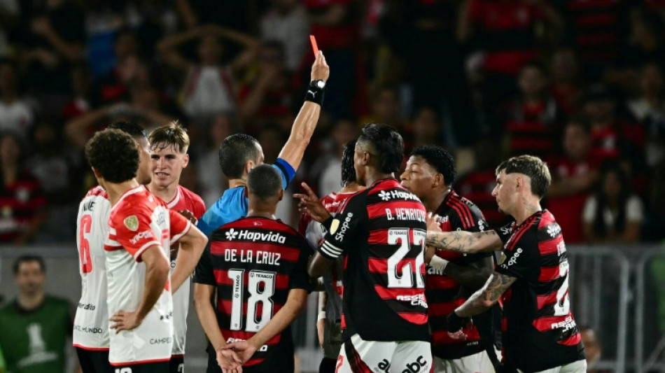 Conmebol reconhece erro da arbitragem na expulsão de Plata contra o Estudiantes