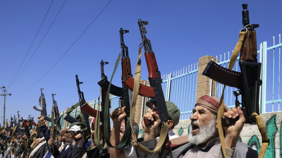 Houthi rivendicano il terzo raid della giornata sull'aeroporto di Riad