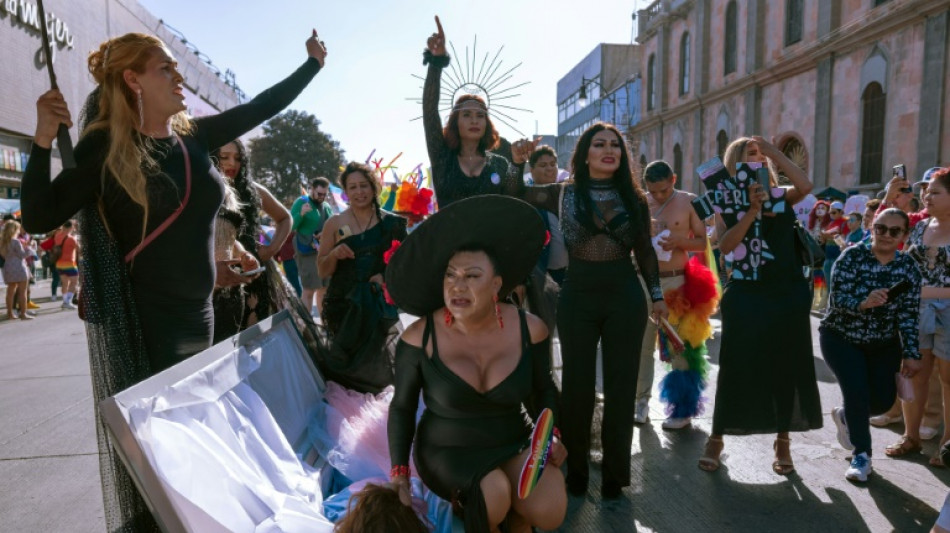 Marche des fiert&eacute;s LGBT+: plus de 100.000 participants &agrave; Mexico, une ministre limog&eacute;e au Costa Rica