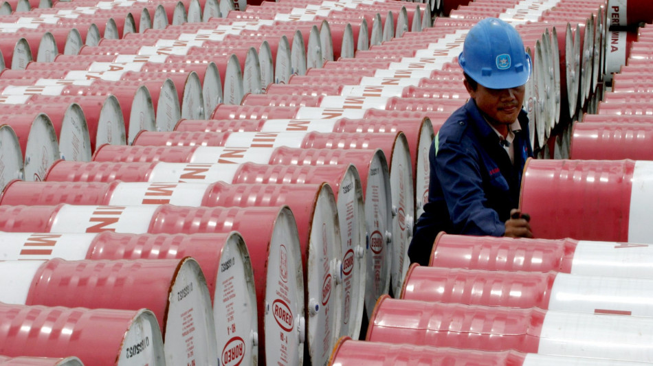 Il petrolio scende sotto i 60 dollari, il Wti cede il 3,5%