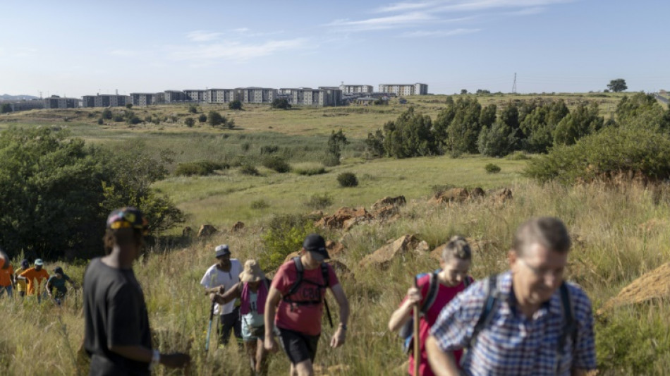 Entre minas de oro y basura, gu&iacute;a sudafricano ofrece un tour por la barriada de Soweto