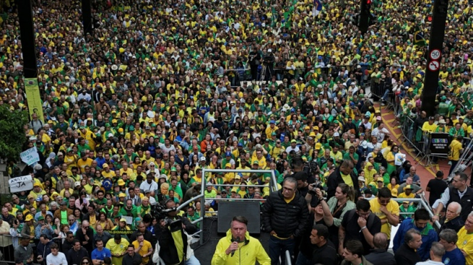 Bolsonaro reúne milhares na Avenida Paulista e ataca STF