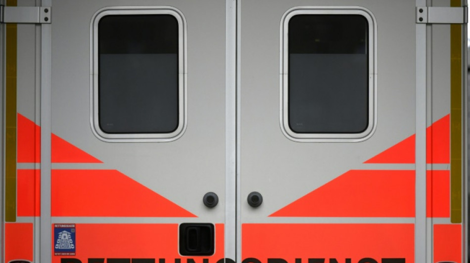 Markise und Kinderwagen bremsen Sturz von Dreij&auml;hrigem aus Fenster 