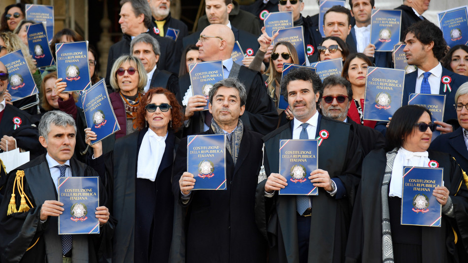 Flash mob toghe fuori Cassazione, mostrano la Costituzione