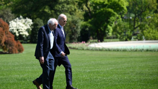 Sous pression pour renoncer &agrave; se repr&eacute;senter, Biden re&ccedil;oit le soutien de Bernie Sanders