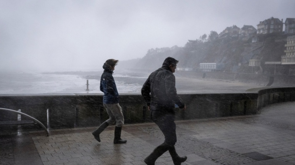 La temp&ecirc;te Austen s'&eacute;loigne de la France, 242.000 foyers sans &eacute;lectricit&eacute;