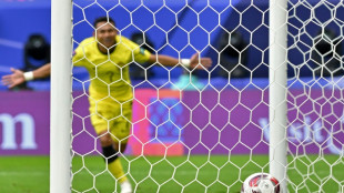 El futbolista rociado con &aacute;cido en Malasia "responde bien" a un injerto de piel