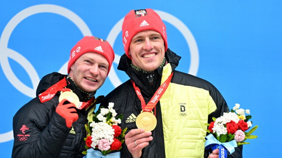 Bobanschieber Margis tr&auml;gt deutsche Fahne bei der Olympia-Schlussfeier