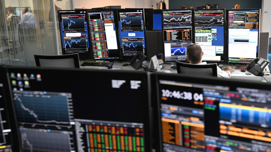 Borsa: Milano prosegue fiacca, gi&ugrave; campari e Stellantis