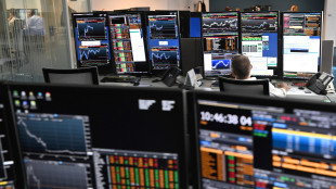 Borsa: Milano prosegue fiacca, gi&ugrave; campari e Stellantis