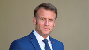 Qu&ecirc;te d'un nouveau gouvernement: la droite durcit le ton, le PS se divise