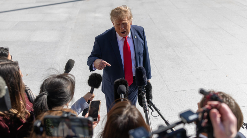 Trump, 'ribattezzer&ograve; lo stretto di Hormuz a mio nome'