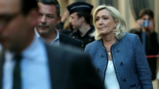 Marine Le Pen passa à ofensiva para conseguir disputar a eleição presidencial