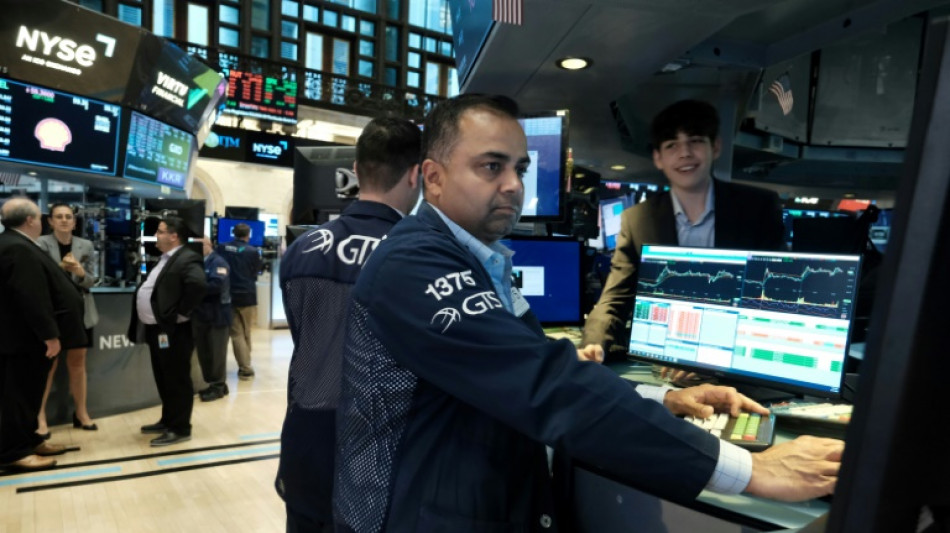 Wall Street conclut en baisse en attendant les r&eacute;sultats d'Apple et d'Amazon