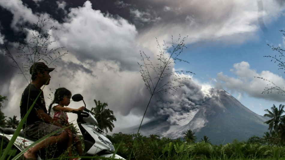 Indon&eacute;sie: des villages recouverts de cendres apr&egrave;s une &eacute;ruption du volcan Merapi
