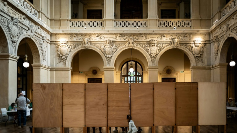 Second tour des l&eacute;gislatives: les Fran&ccedil;ais votent pour un scrutin historique