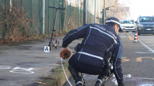 Schiacciato da un suv che parcheggia, morto un pedone