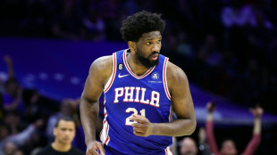 El camerun&eacute;s Embiid anota 52 puntos y sus Sixers frenan a los Celtics