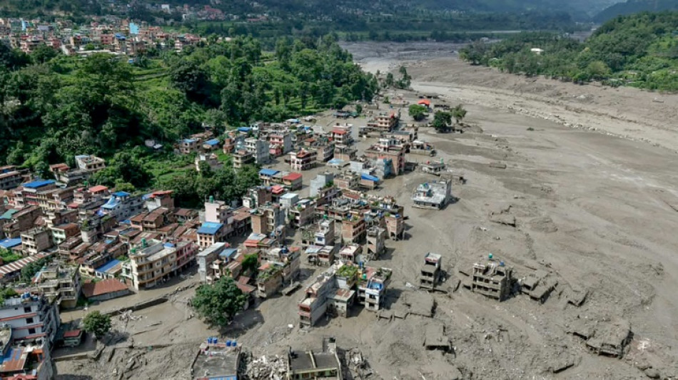 Search for 1,300 missing after deadly Nepal-Tibet floods