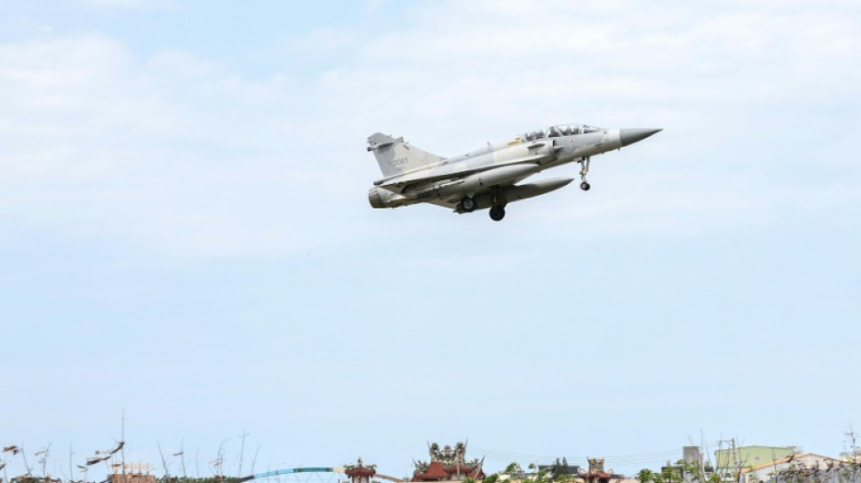 China simula ataques durante manobras militares perto de Taiwan
