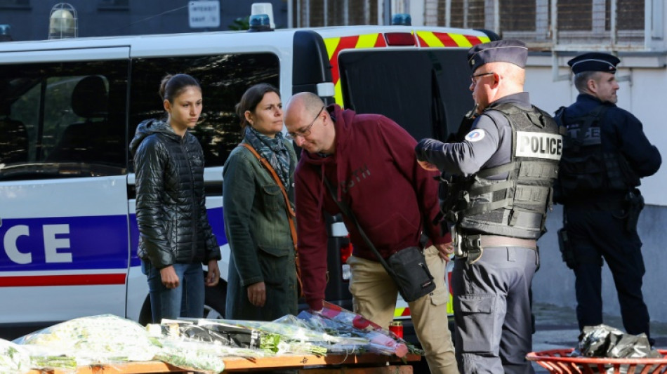 Attaque islamiste d'Arras: recueillement au lyc&eacute;e, 7.000 militaires d&eacute;ploy&eacute;s