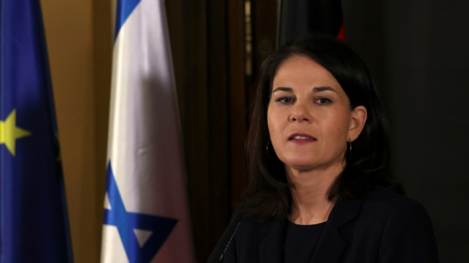 Baerbock sagt Israel Unterst&uuml;tzung zu - Botschaft auf hebr&auml;isch