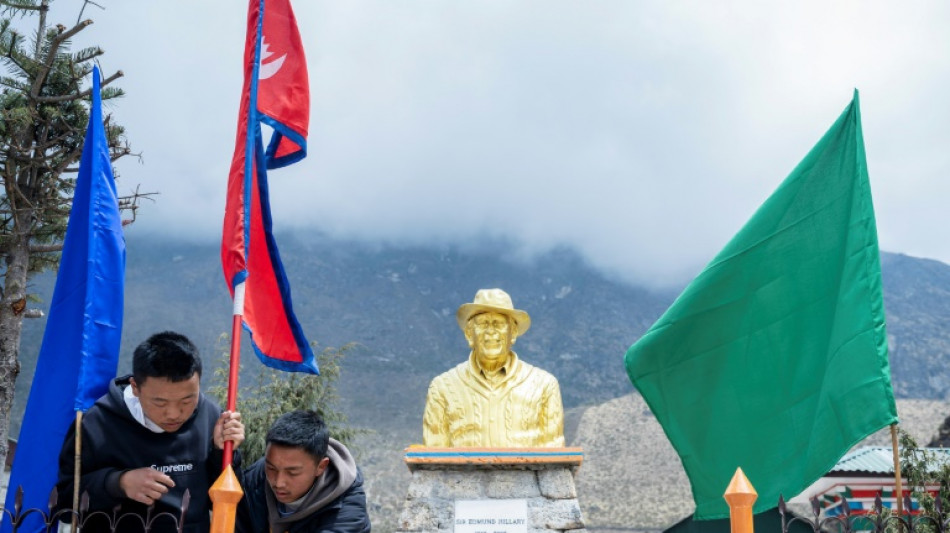 70 ans apr&egrave;s sa conqu&ecirc;te, la cime de l'Everest attire toujours