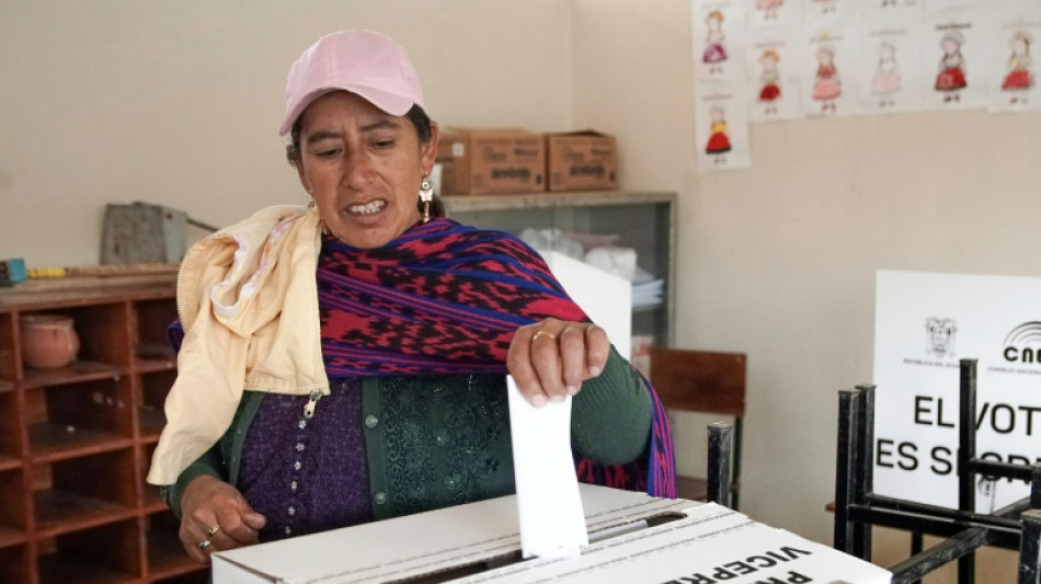 Equateur: Les bureaux de vote ont ferm&eacute;, duel pr&eacute;sidentiel dans l'ombre du narcotrafic
