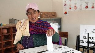 Equateur: Les bureaux de vote ont ferm&eacute;, duel pr&eacute;sidentiel dans l'ombre du narcotrafic