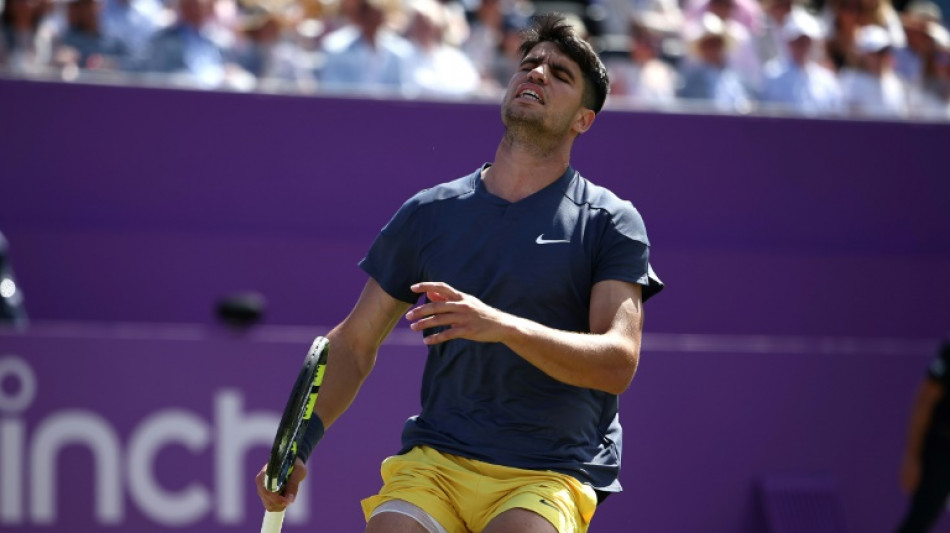A caminho de Wimbledon, Alcaraz perde em Queen's e Sinner avan&ccedil;a em Halle