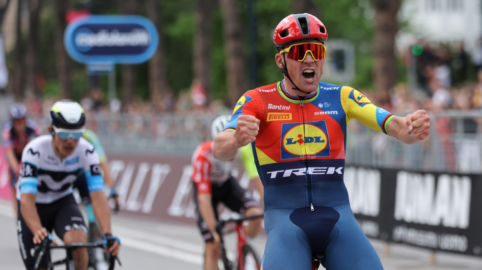 Giro: Pedersen vince a Tirana, è prima maglia rosa 2025