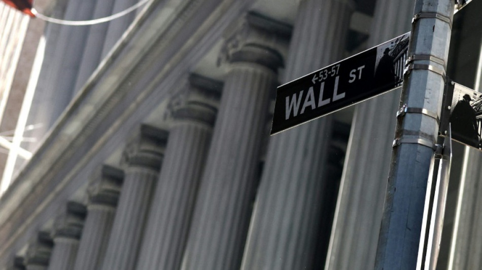 Wall Street termine en petite hausse et tente d'ignorer la perte du triple A américain
