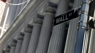 Wall Street termine en petite hausse et tente d'ignorer la perte du triple A américain