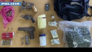 Piano per uccidere killer figlio reggente clan, dieci fermi