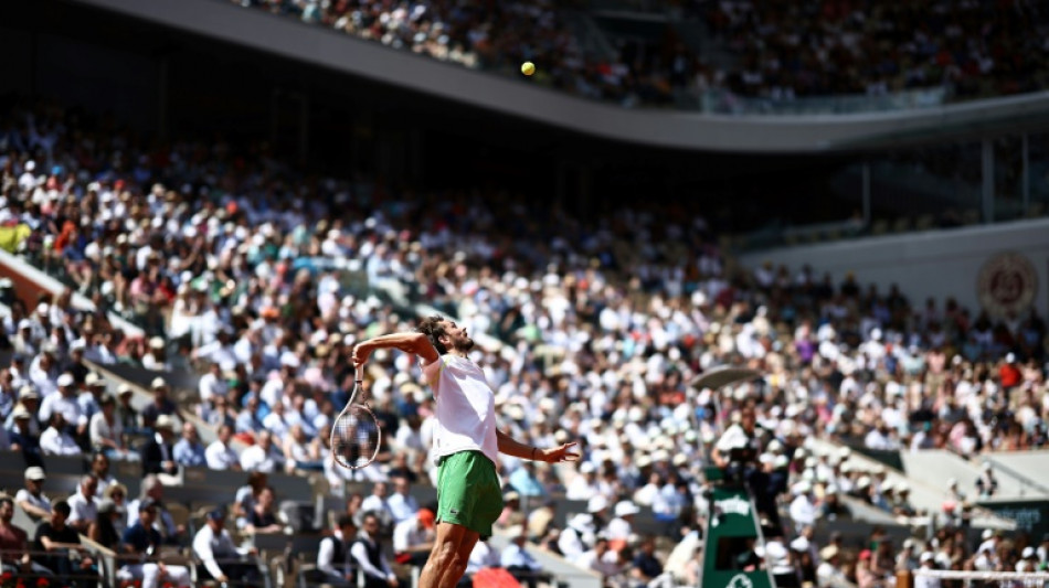 Roland-Garros: Medvedev tombe de tr&egrave;s haut, retour gagnant pour Zverev