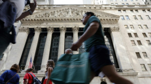 Wall Street conclut en l&eacute;g&egrave;re baisse apr&egrave;s de m&eacute;diocres donn&eacute;es du commerce chinois